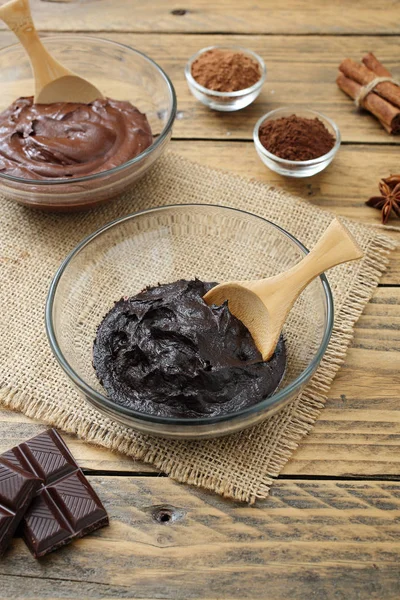 Расплавленный шоколад в мисках — стоковое фото