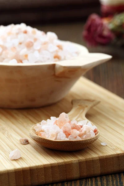 Rózsaszín só a tál — Stock Fotó