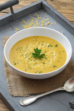 Bezelye çorbası sebzeli