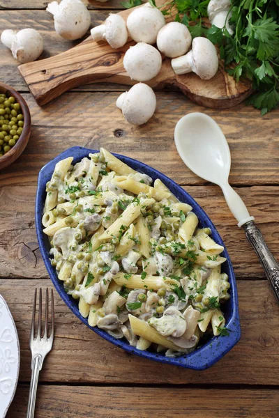 Massa vegetariana, macarrão penne — Fotografia de Stock