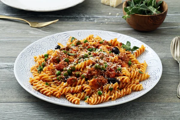 Fusilli pasta och köttfärssås — Stockfoto