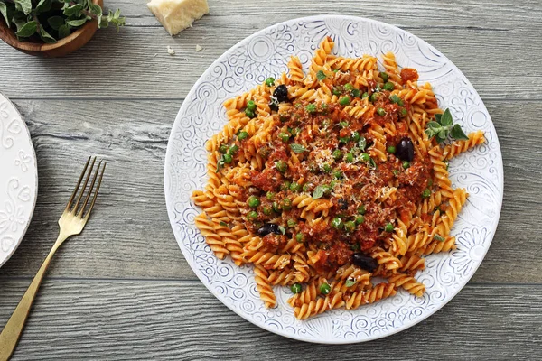 Massas Fusilli e bolonhesa — Fotografia de Stock