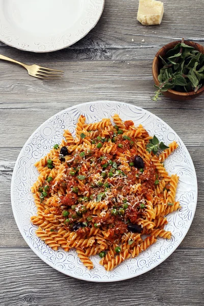 Fusilli pasta och köttfärssås — Stockfoto