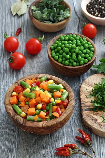 Verduras en cuencos sobre mesa — Foto de Stock
