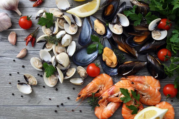 Pile of mussels with ingredients — Stock Photo, Image