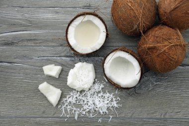  gri zemin üzerine Hindistan cevizi