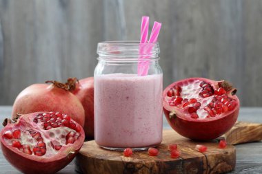 Nar milkshake gri masada 