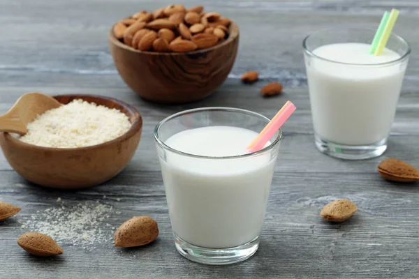 Миндаль молоко в стаканах — стоковое фото