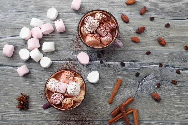 Xícaras de chocolate com marshmallow — Fotografia de Stock