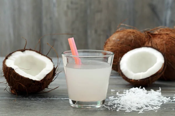 Agua de coco en vidrio —  Fotos de Stock