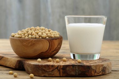 Hindistan cevizi sütü masada 