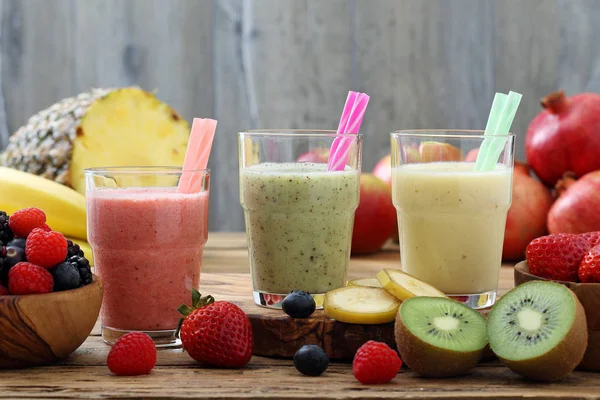 Smoothies mit frischem Obst — Stockfoto