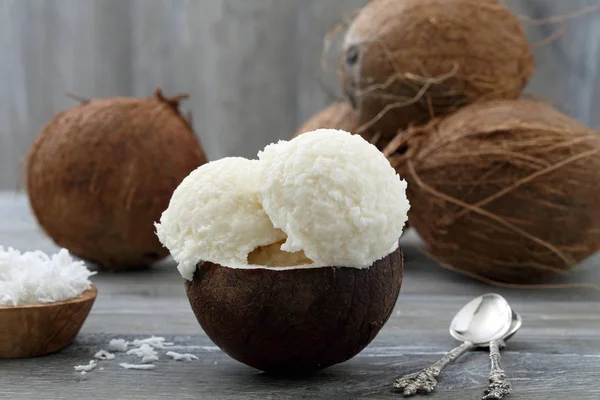 Coconut ice cream in coconut shell — Stock Photo, Image