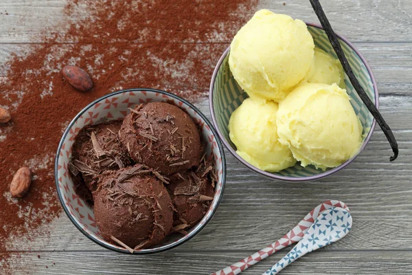 Schokoladen- und Vanilleeis — Stockfoto