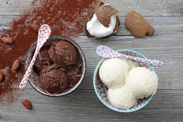 초콜릿과 코코넛 아이스크림 — 스톡 사진