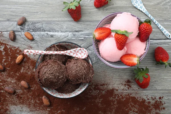 Chocolate and strawberry ice cream balls — Stock Photo, Image