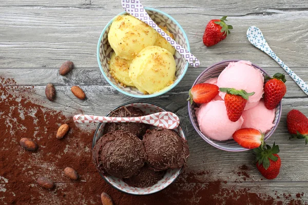 Různé sladké zmrzliny koule — Stock fotografie