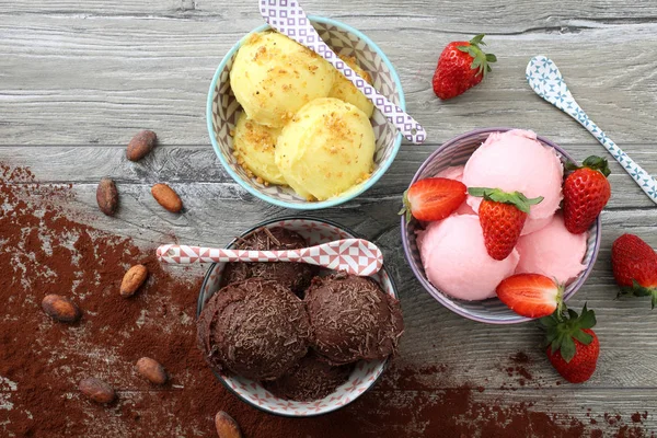 Différentes boules de crème glacée sucrée — Photo