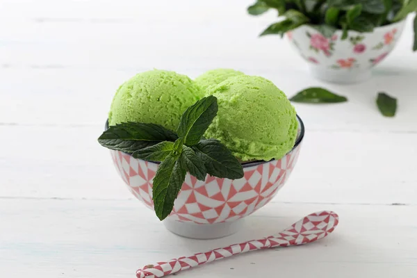 Palline di gelato verde — Foto Stock