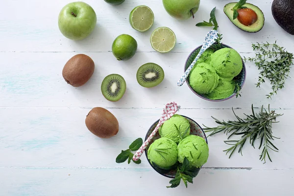 Bolas de helado verde —  Fotos de Stock