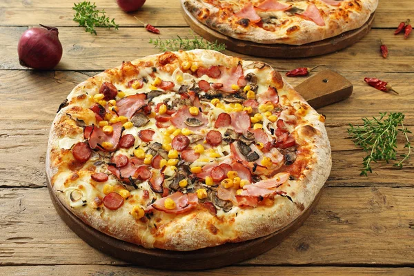 Deliciosas pizzas com presunto — Fotografia de Stock