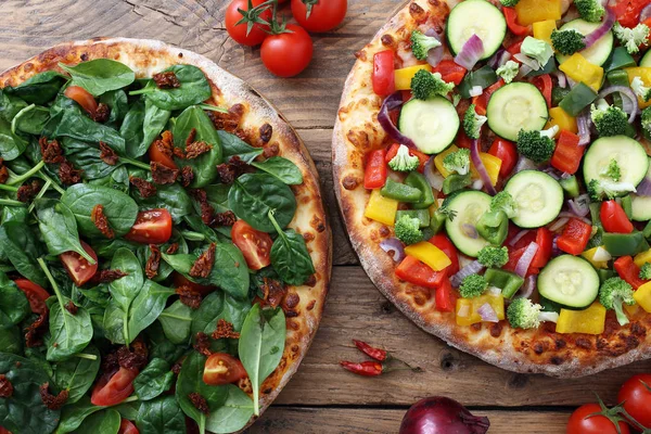 Läckra vegetariska pizzor — Stockfoto