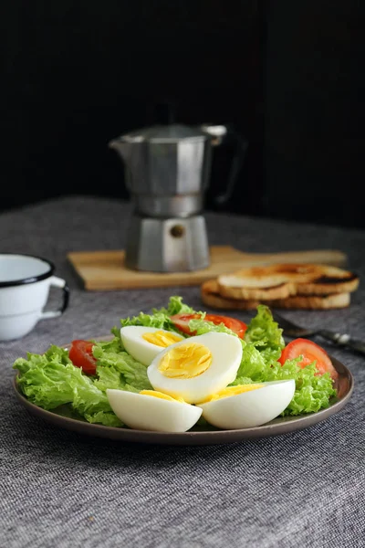 Βραστά αυγά στο πιάτο — Φωτογραφία Αρχείου