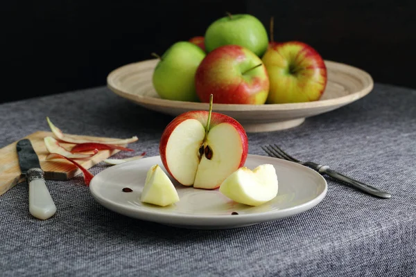 Manzanas frescas en el plato — Foto de Stock