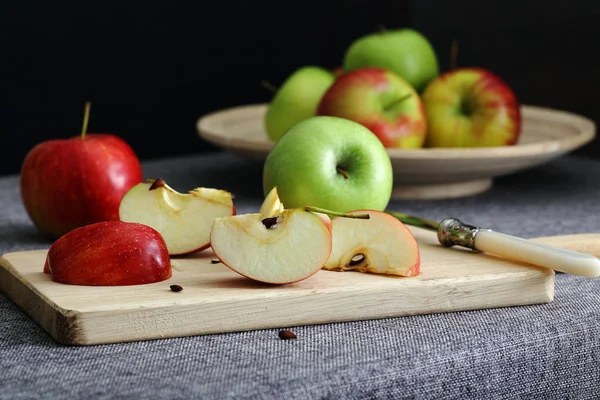 Äpplen på träskiva och plåt — Stockfoto