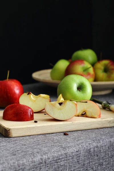 Яблоки на деревянной доске и тарелке — стоковое фото