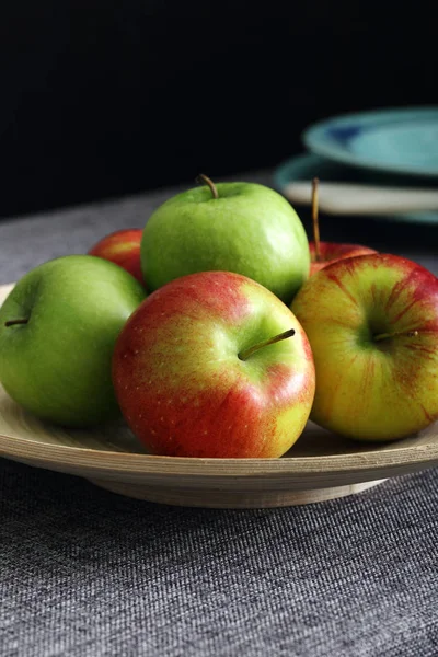 Manzanas sobre plato de madera —  Fotos de Stock