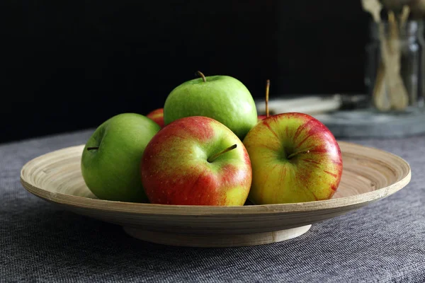 Appels op houten plaat — Stockfoto