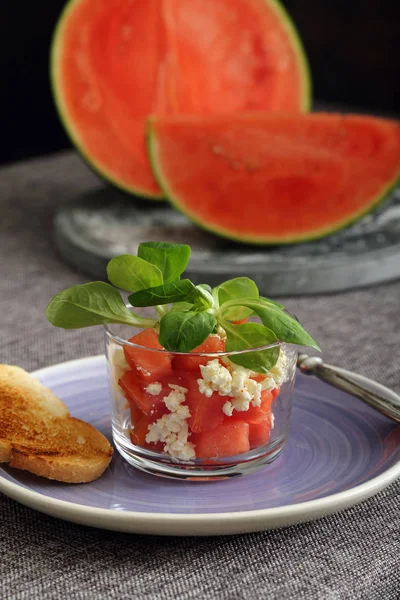 Frischer roher Salat mit Wassermelone — Stockfoto