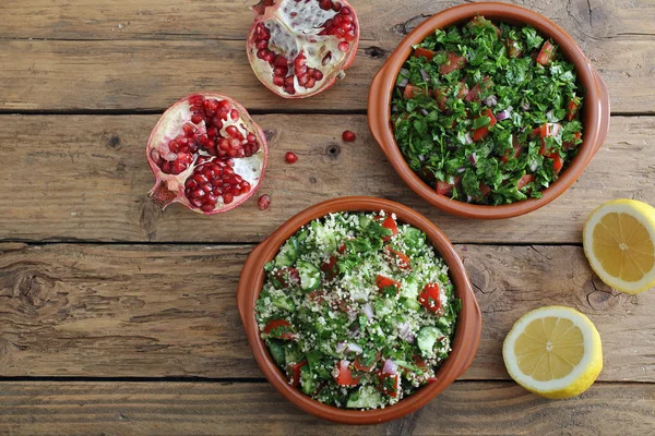 Tabbouleh i keramikskål på rustika bordsbakgrund — Stockfoto