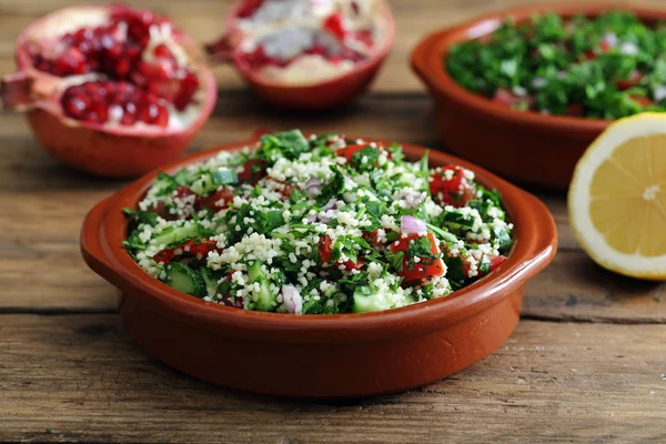 Tabbouleh in ciotola di ceramica su sfondo tavolo rustico — Foto Stock