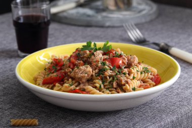 taze makarna et ve domates ile