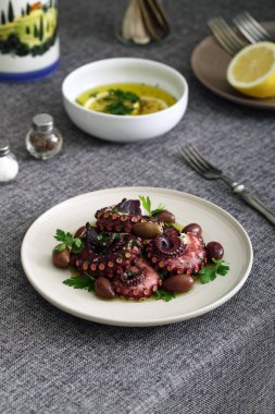 Ahtapot salatası mutfak masa arka plan üzerinde seramik tabak