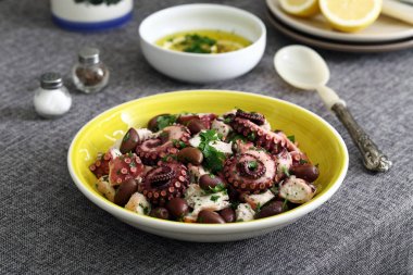 Ahtapot salatası mutfak masa arka plan üzerinde seramik tabak