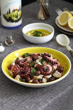 Ahtapot salatası mutfak masa arka plan üzerinde seramik tabak