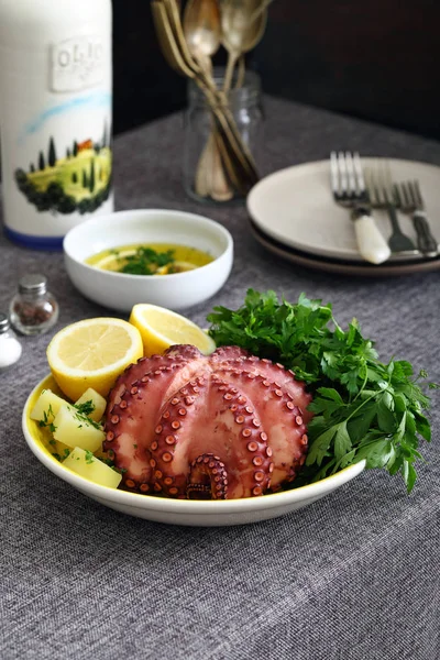Вареный осьминог готов есть в керамической миске на кухонном столе — стоковое фото