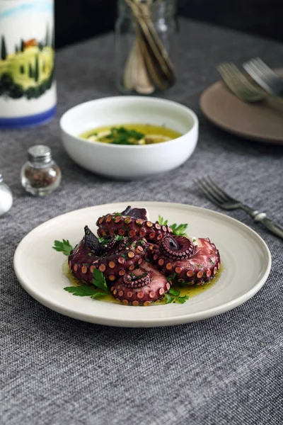 Octopus salade in keramische schotel op keuken tabelachtergrond — Stockfoto