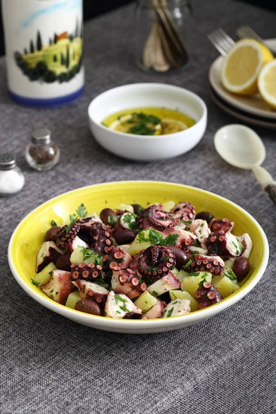 Salada de polvo com batata e azeitonas — Fotografia de Stock