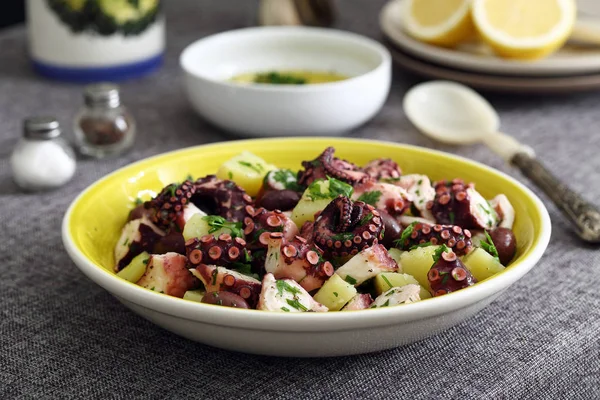 Tintenfischsalat mit Kartoffeln und Oliven — Stockfoto