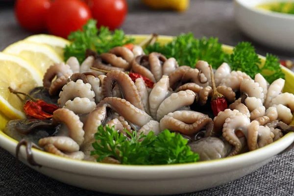 Pulpo bebé crudo en tazón de cerámica sobre fondo de mesa de cocina —  Fotos de Stock