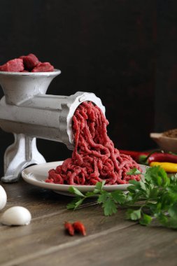 Kıyılmış et ile metal makine