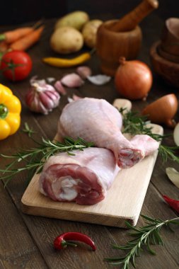 Çiğ tavuk bacağı. 