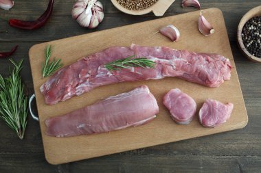 Doğrama kurulu üzerinde taze çiğ et domuz