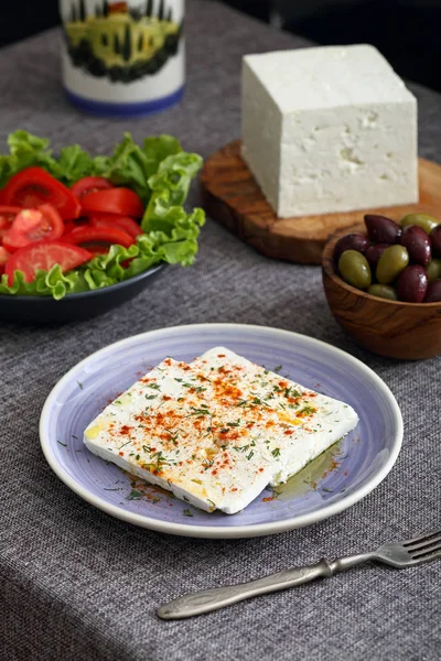 Beyaz peynir zeytin ve domates ile — Stok fotoğraf