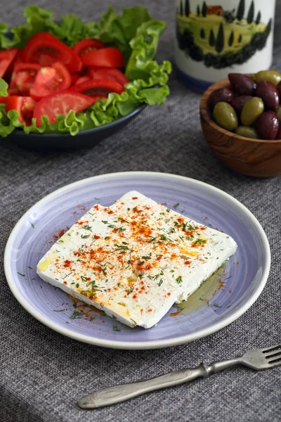 Сыр фета с оливками и помидорами — стоковое фото