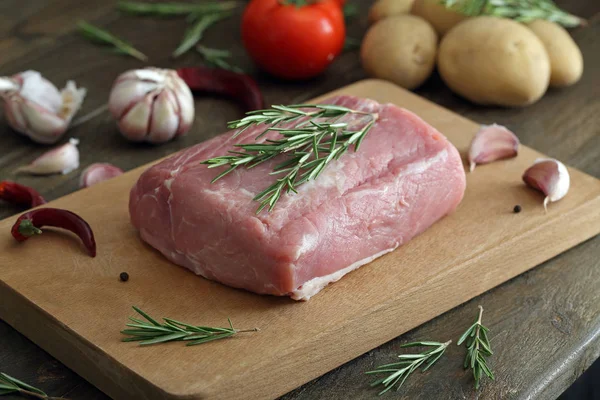 Carne fresca de cerdo crudo en tabla de picar — Foto de Stock